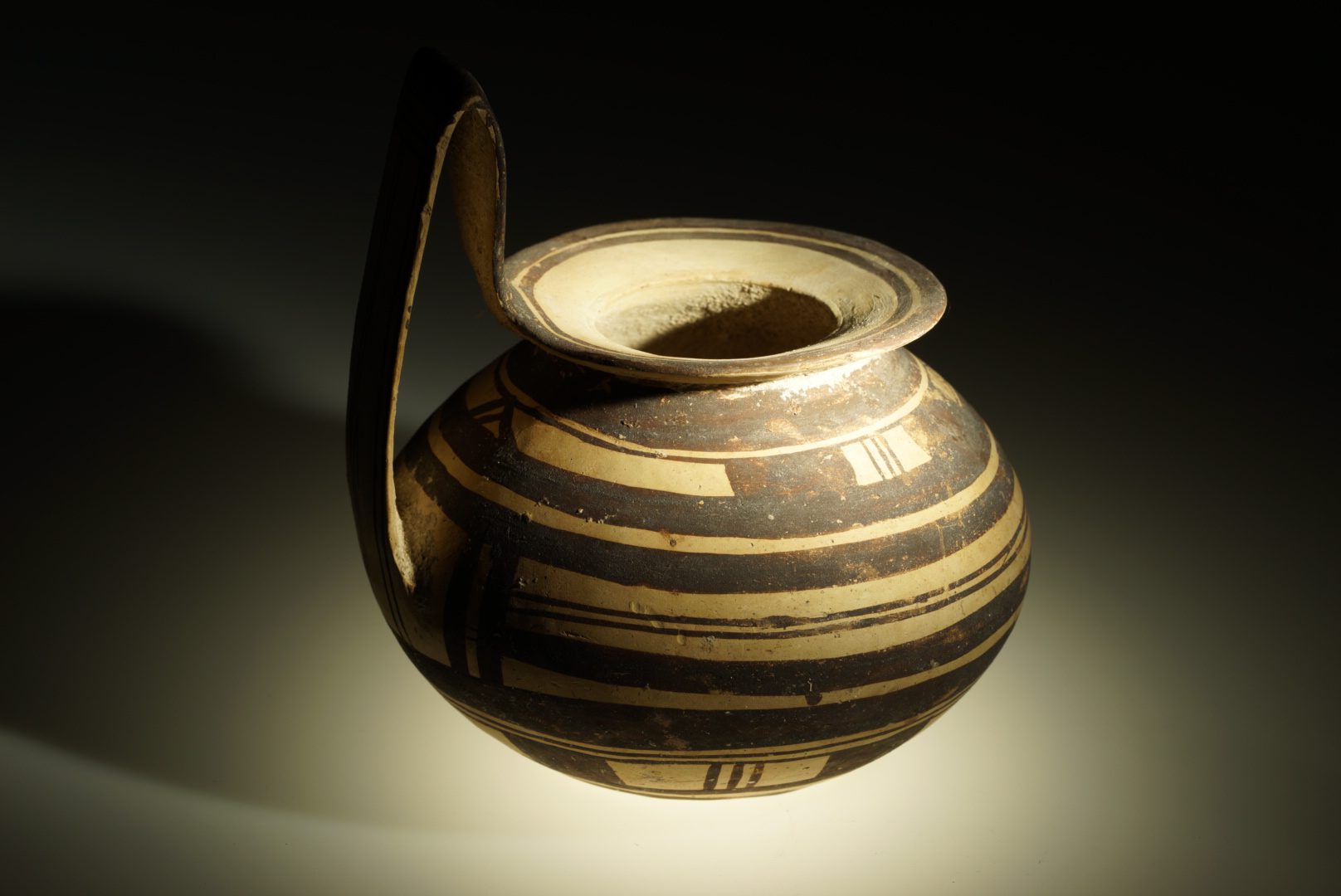 Professional photograph for galleries of Daunian pottery after conservation