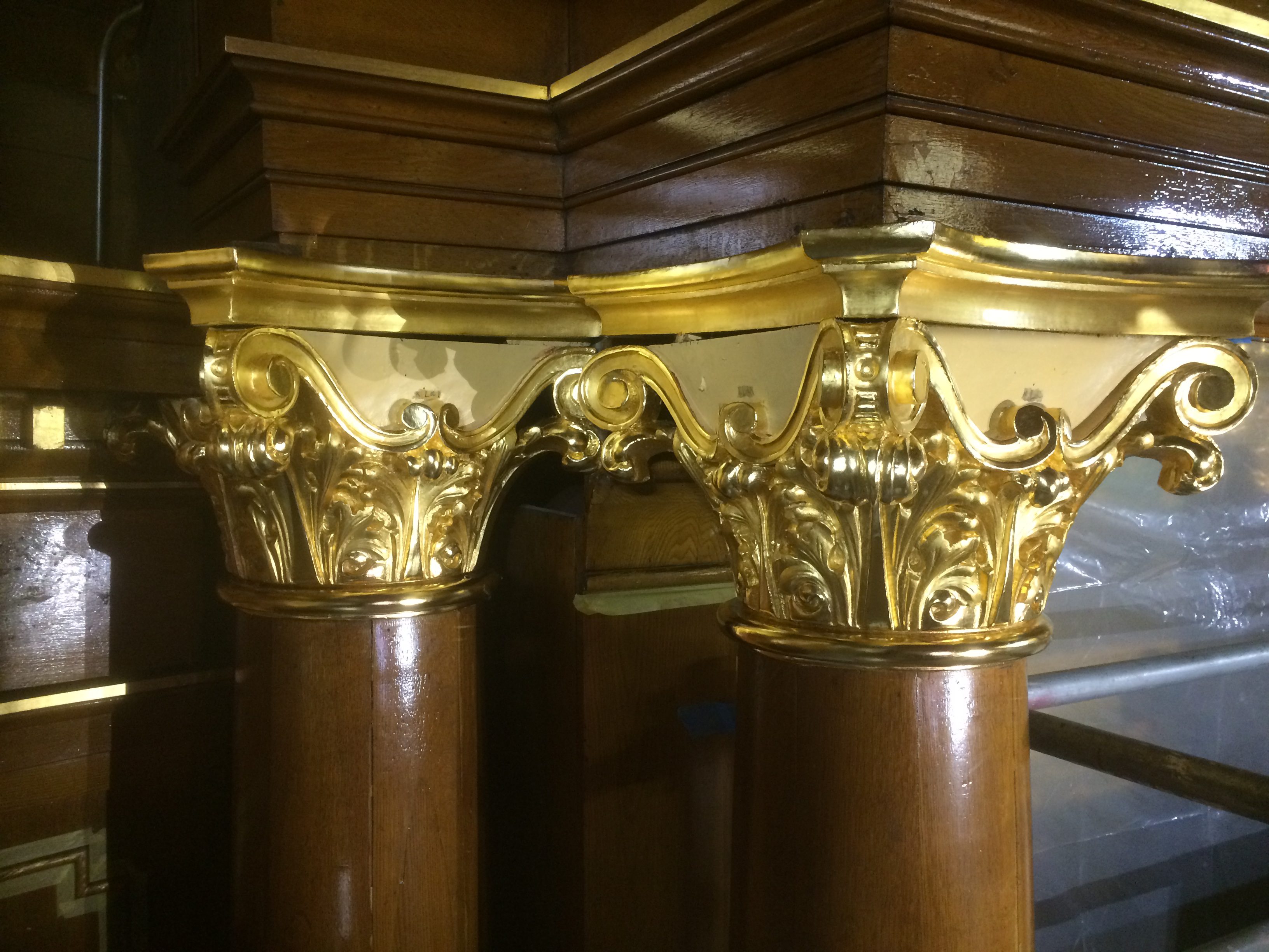 Column capital after gilding restoration